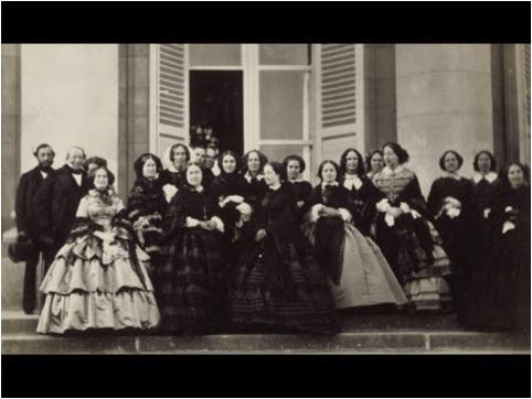 L'Impératrice Eugénie et les dames de la troisième série de 1856 sur le terrasse du Palais de Compiègne